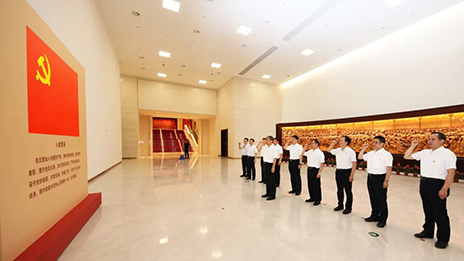 北汽集團(tuán)領(lǐng)導(dǎo)班子參觀“‘不忘初心、牢記使命’ 中國共產(chǎn)黨歷史展覽”并重溫入黨誓詞